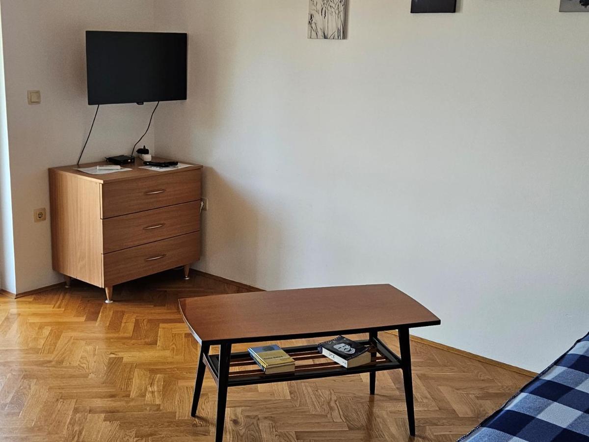 Apartments Trojak Башка Екстер'єр фото