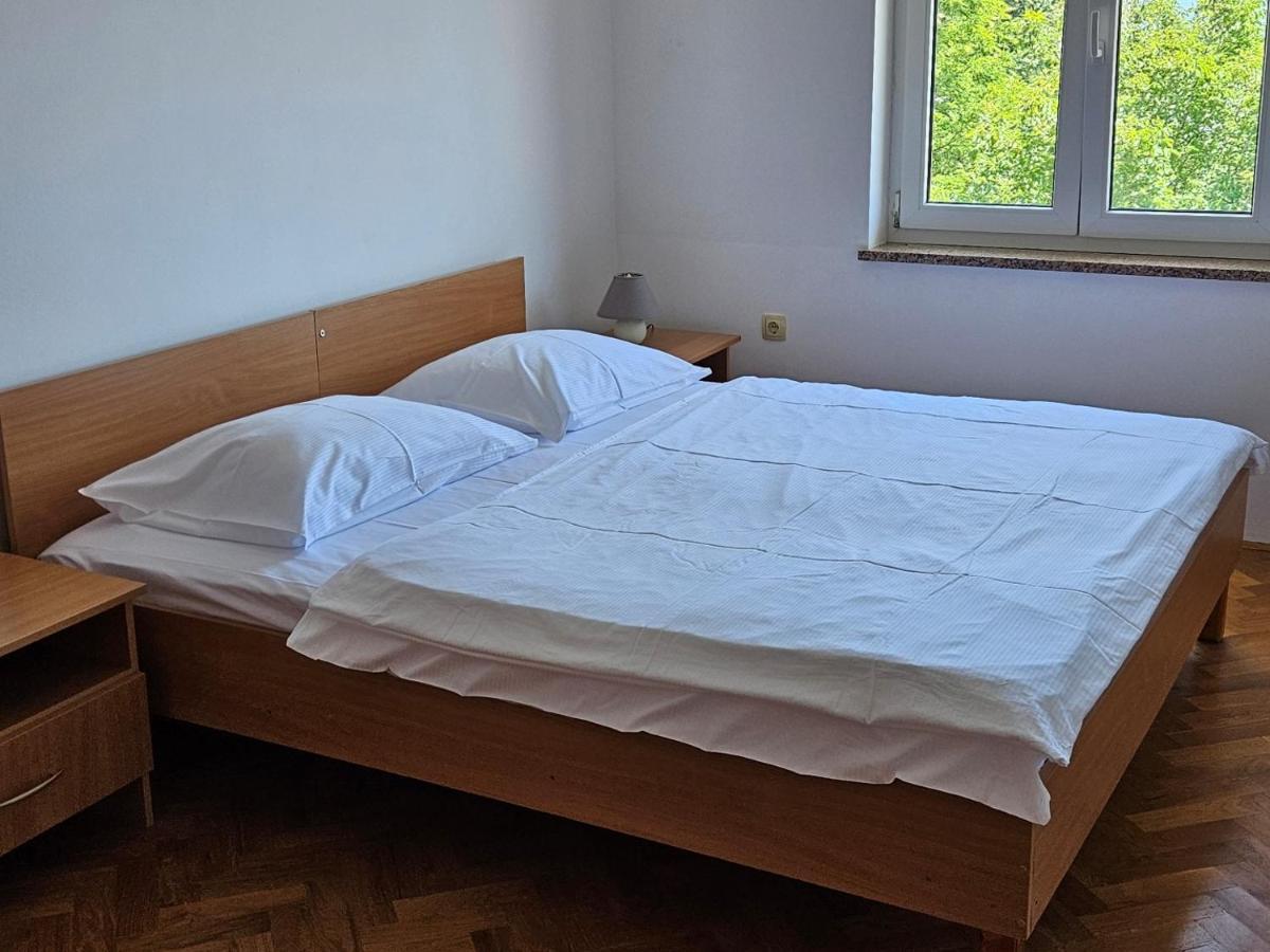 Apartments Trojak Башка Екстер'єр фото